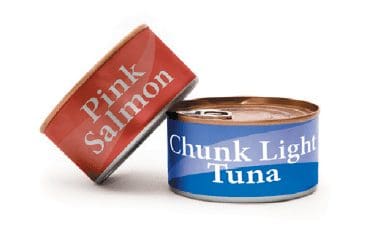 Una lata de salmón rosado y una lata de atún claro en trozos.