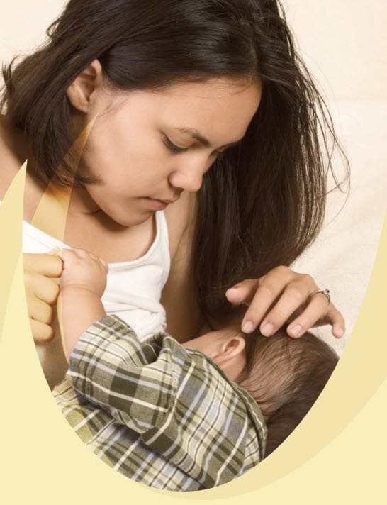 mujer amamantando a su bebé
