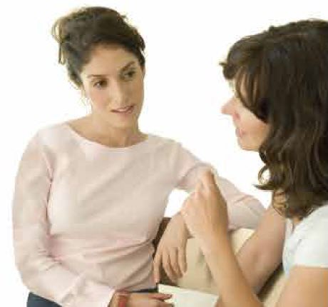 dos mujeres hablando